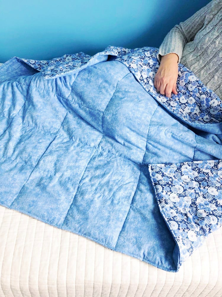 30 Free DIY Weighted Blanket Tutorials To Make at Home